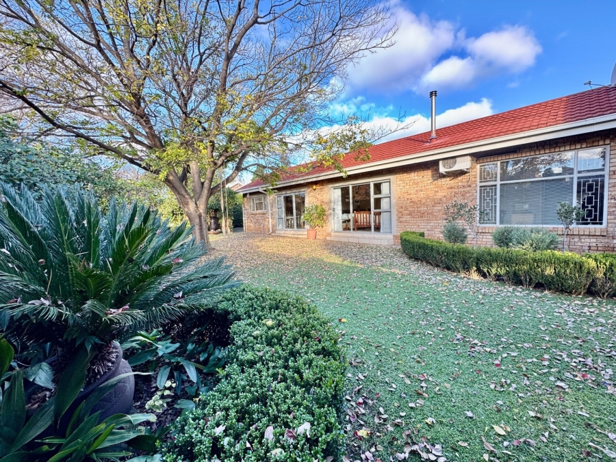 5 Bedroom Property for Sale in Van Der Hoff Park North West
